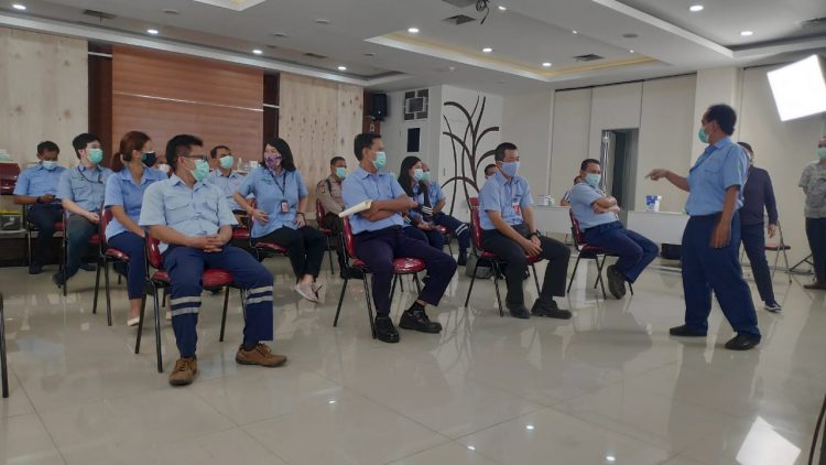 Calon Peserta Vaksin unit usaha APP Sinar Mas, PT Indah Kiat Pulp & Paper Tbk - Tangerang Mills saat melakukan gladi bersih acara Vaksinasi Gotong Royong esok hari yang akan dihadiri Presiden RI Joko Widodo dan dilakukan serentak oleh 17 perusahaan di Tangerang, Banten, Senin (17/5).