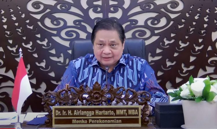 Ketua KPCPEN Airlangga Hartarto menyampaikan keterangan pers usai Rapat Terbatas mengenai Penanganan Pandemi COVID-19, secara virtual, Senin (21/06/2021)