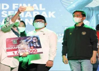 Gus AMI bersama Gibran Rakabuming menghadiri acara Grand Final Semarak Lebaran dan Memperingati Hari Lahir Pancasila di Cafe Saudagar, Laweyan, Solo, Jumat, 4 Juni 2021 malam