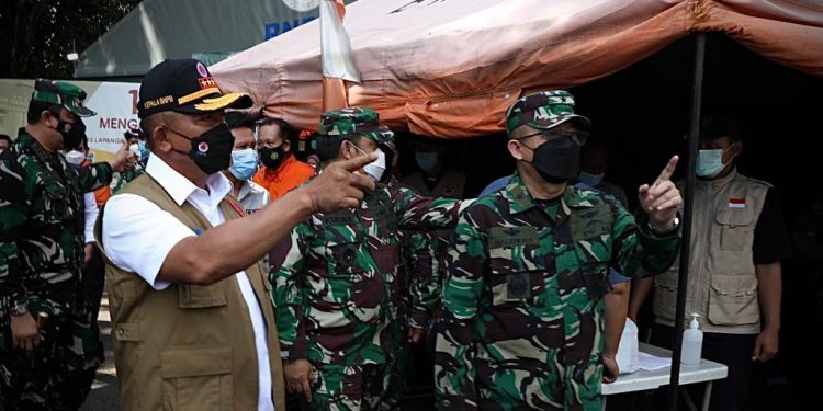 Ketua Satgas Penanganan COVID-19 Ganip Warsito saat meninjau RS Lapangan Indrapura, di Surabaya, Jatim, Jumat (11/06/2021). (Foto: Tim Komunikasi Kebencanaan BNPB/Danung Arifin)
