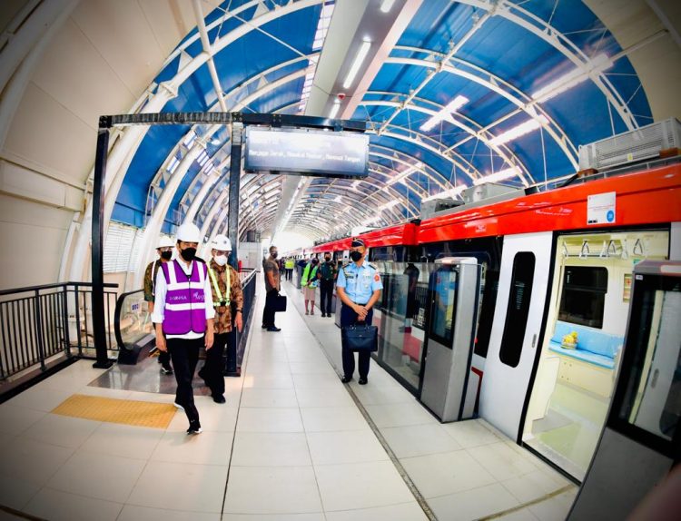 Presiden Jokowi didampingi Menhub Budi Karya Sumadi meninjau progres pembangunan LRT Jabodebek Tahap 1, Rabu (09/06/2021) pagi.