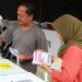 Warga memasukkan surat suara Pemilu pada Pemungutan Suara Ulang (PSU) Pemilu 2019 di TPS 71 Ciputat Timur, Tangerang Selatan, Banten, Rabu (24/4/2019). PSU dilakukan karena adanya dugaan pelanggaran pada pelaksanaan Pemilu serentak 17 April 2019 lalu, dan KPU Tangerang Selatan atas rekomendasi dari Bawaslu Tangsel melaksanakan PSU di 2 TPS di kelurahan Ciputat Timur. ANTARA FOTO/Muhammad Iqbal/ama.