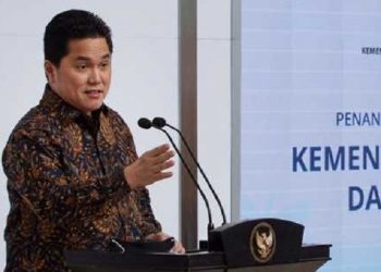 Menteri Badan Usaha Milik Negara (BUMN) Erick Thohir menyampaikan sambutan sebelum menandatangani nota kesepahaman (MoU) tentang pengembangan dan pembinaan koperasi dan UMKM di Gedung Smesco, Jakarta, Jumat (14/8/2020). Penandatanganan MoU tersebut diharapkan menjadi payung hukum yang mendorong perusahaan BUMN untuk turut mendukung pengembangan dan pembinaan KUMKM di Indonesia, baik dalam hal pendampingan, penyediaan bahan baku, logistik, penyerapan produk KUMKM dan pemasaran melalui platform digital. ANTARA FOTO/Dhemas Reviyanto/NZ